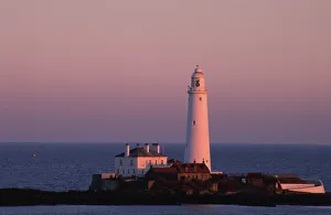 ENGLAND, Tyne & Wear, St Marys Island. The popular landmark of the lighthouse against a ENGLAND, Tyne & Wear, St Marys Island. The popular landmark of the lighthouse against a