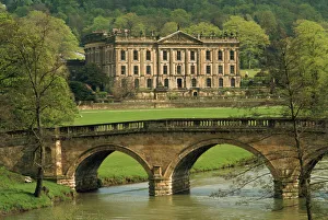 Bridge over the river and Chatsworth House, Derbyshire, England, United Kingdom, Europe Bridge over the river and Chatsworth House, Derbyshire, England, United Kingdom, Europe