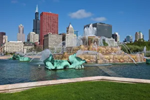 Buckingham Fountain in Grant Park with Sears Tower and skyline beyond, Chicago Buckingham Fountain in Grant Park with Sears Tower and skyline beyond, Chicago
