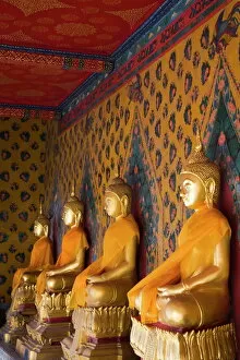 Images Dated 22nd December 2007: Buddhas at Wat Arun (Temple of the Dawn), Bangkok, Thailand, Southeast Asia, Asia