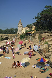 Portugal Tourism Prints: Crowded beach at Cascais