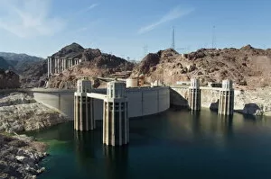 Images Dated 30th January 2000: Hoover Dam on the Colorado River forming the border