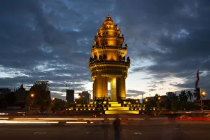 Independence Monument in Phnom Penh at twilight, Cambodia, Indochina, Southeast Asia Independence Monument in Phnom Penh at twilight, Cambodia, Indochina, Southeast Asia