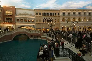Images Dated 30th January 2000: Inside the Venetian Hotel complete with gondaliers