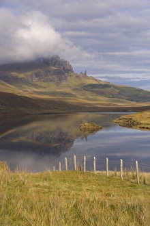 Images Dated 3rd March 2008: Loch Leathan Print, Isle of Skye Landscape