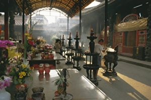 Images Dated 3rd August 2008: Lungshan Temple Print, Taipei, Taiwan