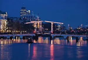 Images Dated 7th April 2008: The Magere Bridge at night, also known as the Skinny Bridge, Amstel River