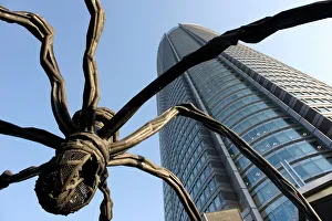 Maman Spider sculpture by Louise Bourgeois with Roppongi Hills Mori Tower in Roppongi, Tokyo, Japan Maman Spider sculpture by Louise Bourgeois with Roppongi Hills Mori Tower in Roppongi, Tokyo, Japan