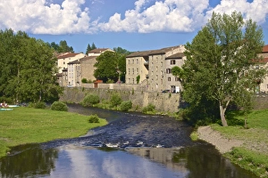 Medieval village and Allier River, Lavoute Chilhac, Auvergne, Haute Loire, France, Europe Medieval village and Allier River, Lavoute Chilhac, Auvergne, Haute Loire, France, Europe