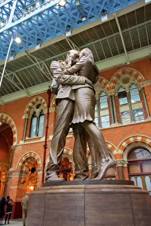 The Meeting Place bronze statue, St. Pancras Railway Station, London, England, United Kingdom, Europe The Meeting Place bronze statue, St. Pancras Railway Station, London, England, United Kingdom, Europe