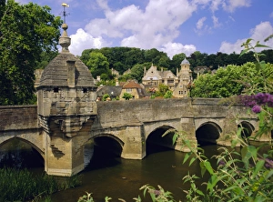 Old bridge and bridge chapel, Bradford-on-Avon, Wiltshire, England, UK, Europe Old bridge and bridge chapel, Bradford-on-Avon, Wiltshire, England, UK, Europe