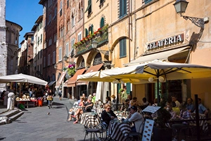 Lucca, Tuscany Print: Picturesque Italian Street Scene