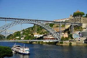 Ponte de Dom Luis I over River Douro, Porto (Oporto), Portugal, Europe Ponte de Dom Luis I over River Douro, Porto (Oporto), Portugal, Europe