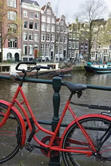 Images Dated 7th April 2008: Red bicycle by the Herengracht canal, Amsterdam, Netherlands, Europe