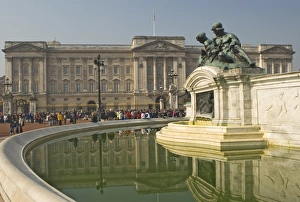 Images Dated 8th January 2000: Buckingham Palace Reflection Print