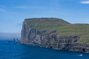 Risin og Kellingin rocks, Eysturoy Island, Faroe Islands, Denmark, Europe Risin og Kellingin rocks, Eysturoy Island, Faroe Islands, Denmark, Europe