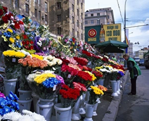Images Dated 24th January 2000: Moscow Roadside Flower Stall Print