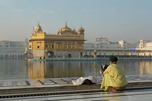 Sikh pilgrim at the Harmandir Sahib (The Golden Temple), Amritsar, Punjab, India, Asia Sikh pilgrim at the Harmandir Sahib (The Golden Temple), Amritsar, Punjab, India, Asia