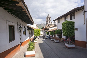 Typical street, in the distance the Parroquia de San Francisco de Assisi, Valle de Bravo Typical street, in the distance the Parroquia de San Francisco de Assisi, Valle de Bravo