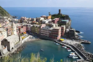 Vernazza on a sunny day, Cinque Terre, UNESCO World Heritage Site, Liguria, Italy, Europe Vernazza on a sunny day, Cinque Terre, UNESCO World Heritage Site, Liguria, Italy, Europe