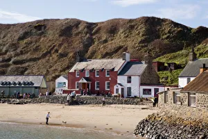 View to Ty Coch Inn on beach at Porth Dinllaen village