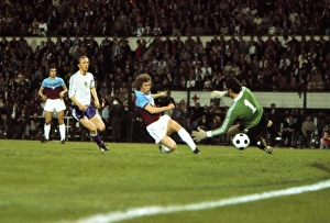 est Hams Pat Holland scores the opening goal of the game - 1976 Cup Winners Cup Final est Hams Pat Holland scores the opening goal of the game - 1976 Cup Winners Cup Final