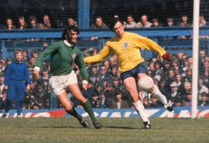 George Best Prints: 1971 British Home Championship Print: George Best and Gordon Banks