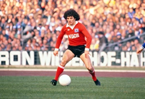 Hamburgs Kevin Keegan takes on Schalke in 1977 Hamburgs Kevin Keegan takes on Schalke in 1977