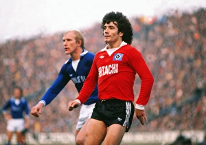 Kevin Keegan takes on Schalke for Hamburg in 1977 Kevin Keegan takes on Schalke for Hamburg in 1977