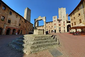 Well in the Piazza Cisterna in San Gimignano, Tuscany, Italy