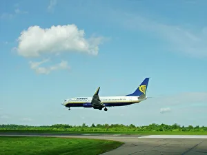 Boeing 737-800 Ryanair landing at Stansted Airport Boeing 737-800 Ryanair landing at Stansted Airport