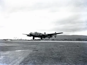 FlightGlobal Historical Images Prints: hakleton 2 RAF taking off, 1958