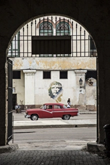 50s Classic American car passing a mural of Che Guevara, Habana Vieja, Havana, Cuba 50s Classic American car passing a mural of Che Guevara, Habana Vieja, Havana, Cuba