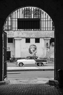 50s Classic American car passing a mural of Che Guevara, Habana Vieja, Havana, Cuba 50s Classic American car passing a mural of Che Guevara, Habana Vieja, Havana, Cuba