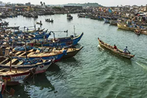 Related Images Collection: Africa, Ghana, Elmina harbour. Fishermen with their boats returning to the market