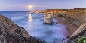 Twelve Apostles at moonrise, Port Campbell National Park, Great Ocean Road, Victoria Twelve Apostles at moonrise, Port Campbell National Park, Great Ocean Road, Victoria