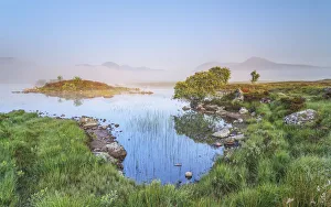 Beautiful morning light at Loch Na Claise, Rannoch Moor, Western Highlands, Scozia Beautiful morning light at Loch Na Claise, Rannoch Moor, Western Highlands, Scozia