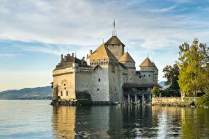 Chateau de Chillon on the shores of Lake Geneva (French: Lac LA man), Veytaux, Vaud Canton Chateau de Chillon on the shores of Lake Geneva (French: Lac LA man), Veytaux, Vaud Canton