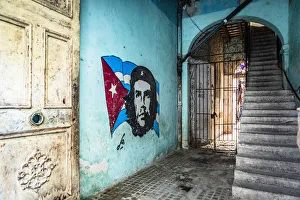 Che Guevara street art in an entrance of an old house in La Habana Vieja (Old Town) Che Guevara street art in an entrance of an old house in La Habana Vieja (Old Town)