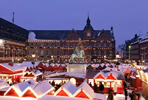 Christmas Market in front of the Town Hall, Dusseldorf, North Rhine Westphalia, Germany Christmas Market in front of the Town Hall, Dusseldorf, North Rhine Westphalia, Germany