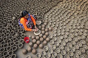 Coloring of clay pots, Bogura, Bangladesh Coloring of clay pots, Bogura, Bangladesh