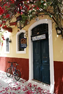 Colourful alleyway and entrance to Taverna Larenzo, Rethymnon Old Town, Crete, Greece Colourful alleyway and entrance to Taverna Larenzo, Rethymnon Old Town, Crete, Greece
