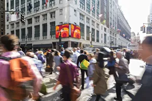 Commuters & shoppers in busy cental Manhattan, New York, USA Commuters & shoppers in busy cental Manhattan, New York, USA