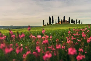 Countryhouse near Pienza during a cloudy sunset in spring, Val d'Orcia, Tuscany Countryhouse near Pienza during a cloudy sunset in spring, Val d'Orcia, Tuscany