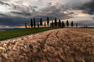 Countryhouse near Pienza during a cloudy sunset in summer, Val d'Orcia, Tuscany Countryhouse near Pienza during a cloudy sunset in summer, Val d'Orcia, Tuscany
