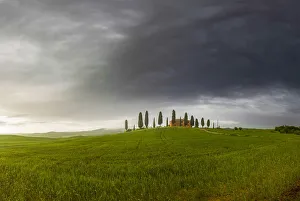 Countryhouse near Pienza at sunset in spring, Val d'Orcia, Tuscany, Italy Countryhouse near Pienza at sunset in spring, Val d'Orcia, Tuscany, Italy