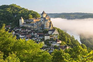 Early morning mist, Chateau de Castelnaud, Castelnaud, Dordogne, Aquitaine, France Early morning mist, Chateau de Castelnaud, Castelnaud, Dordogne, Aquitaine, France