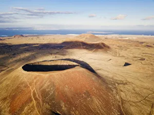 el Calderon Hondo, Volcano in Fuerteventura, ocean in background el Calderon Hondo, Volcano in Fuerteventura, ocean in background