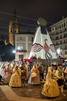 Falleros marching at the flower offering ceremony (ofrena de flors or ofrenda de flores) Falleros marching at the flower offering ceremony (ofrena de flors or ofrenda de flores)