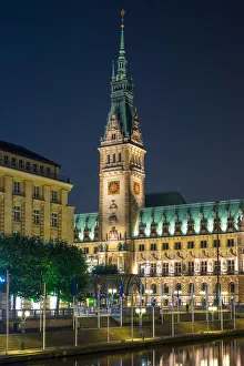 Hamburg Rathaus (City Hall) on Rathausmarkt at night, Altstadt, Hamburg, Germany Hamburg Rathaus (City Hall) on Rathausmarkt at night, Altstadt, Hamburg, Germany